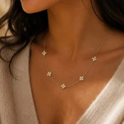 Collier doré fin trèfles pierres blanches